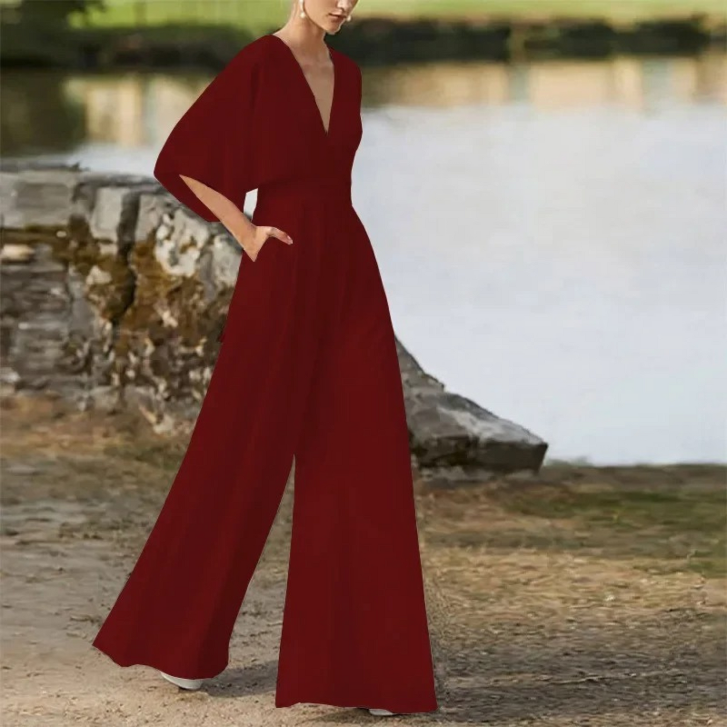 Genevieve - Elegant rødbrun jumpsuit med V-hals og løse bukser