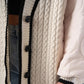 Trendy tofarvet kabelstrikket cardigan - Dwan
