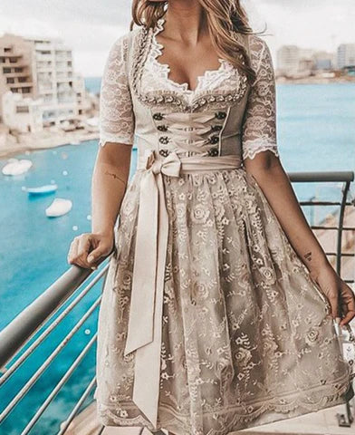 Elegant traditionelt kostume med forklæde og bluse - Thalassa