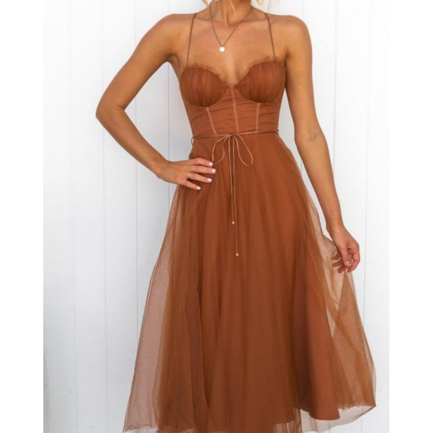 Cordelia - Moderne prinsessekjole med chiffon og seler til fest