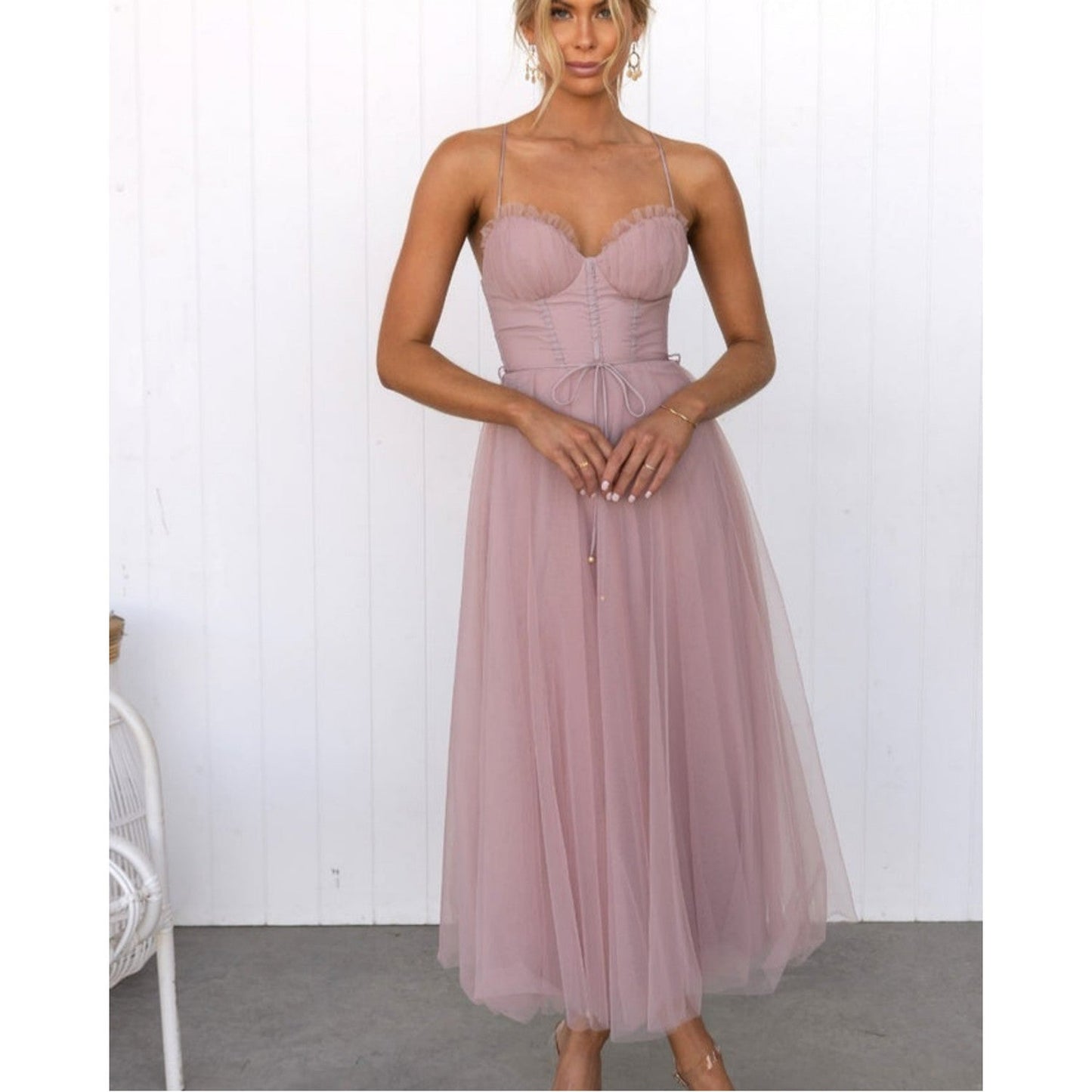 Cordelia - Moderne prinsessekjole med chiffon og seler til fest