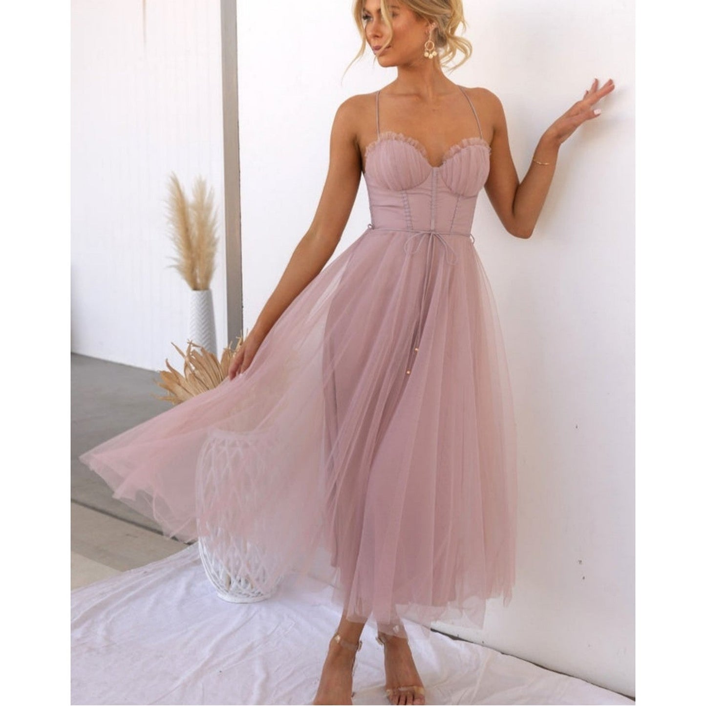 Cordelia - Moderne prinsessekjole med chiffon og seler til fest