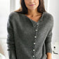 Stilfuld sweater med trendy knaplukning - Esmeralda